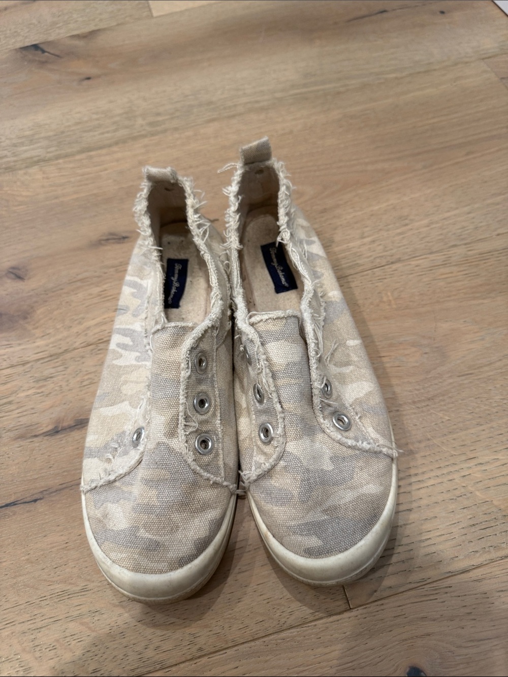 Women’s camo sneakers size 9 Tommy bahama